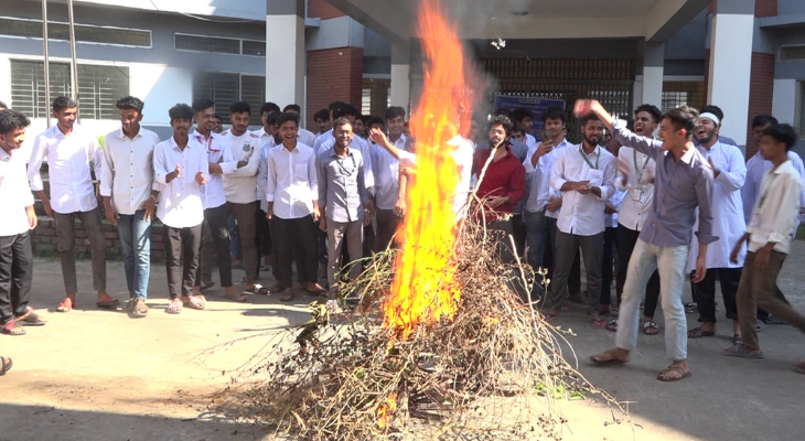 গোপালগঞ্জে আগুন জ্বালিয়ে শিক্ষার্থীদের বিক্ষোভ