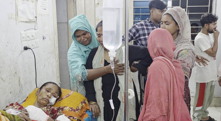 ভাঙারি টোকাতে গিয়ে পরিত্যক্ত ককটেল বিস্ফোরণে নারী আহত