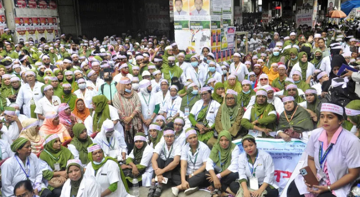এবার রাজধানীতে সড়ক আটকে নার্সদের সমাবেশ