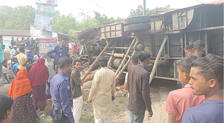 চুয়াডাঙ্গায় বাসচাপায় পাখিভ্যানের চালকসহ নিহত ২
