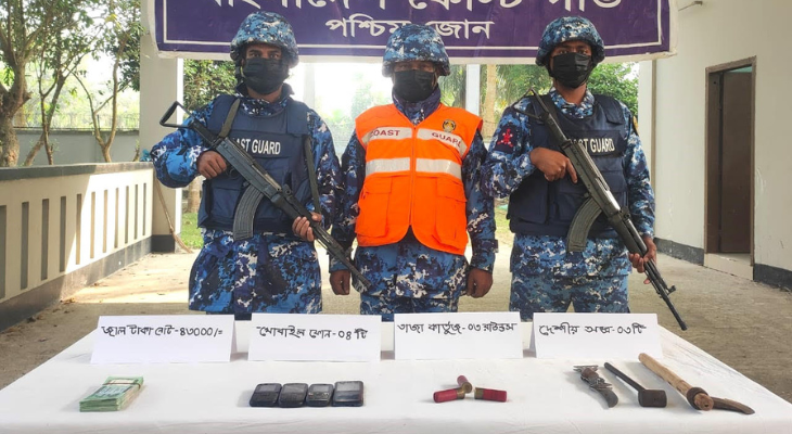 যৌথ অভিযানে দেশীয় অস্ত্র, তাজা কার্তুজসহ জাল টাকা জব্দ