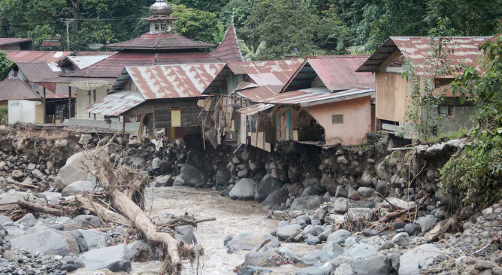 ইন্দোনেশিয়ায় বন্যা-ভূমিধসে ১৭৪ জনের মৃত্যু, এখনও নিখোঁজ ৮০