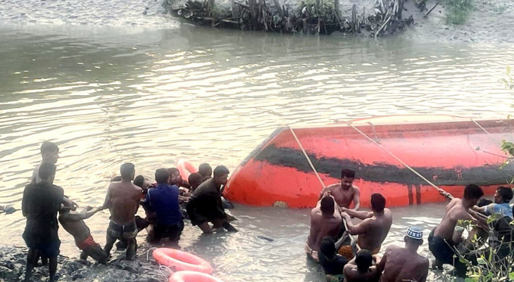 রামপালে ৫২ যাত্রী নিয়ে নদীতে উল্টে গেল নৌকা