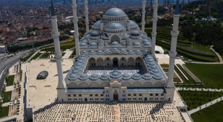 যে মসজিদে একসঙ্গে নামাজ পড়েন ৬৩ হাজার মুসল্লি