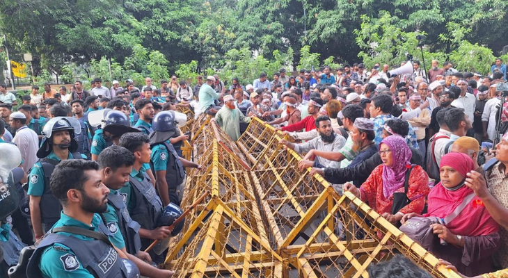 পুলিশি বাধায় সড়ক অবরোধ করে বসে পড়েছেন শিক্ষকরা