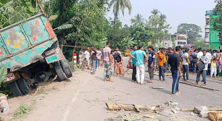 যশোরের ট্রাক চাপায় গৃহবধূর পা বিচ্ছিন্ন, জনতার সড়ক অবরোধ