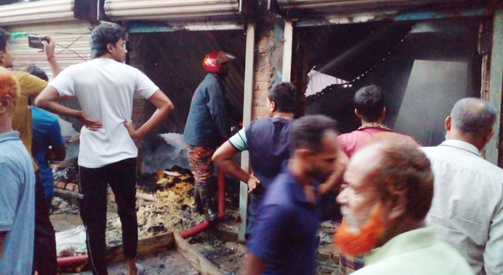 নড়াইলে অগ্নিকাণ্ডে তিন দোকান পুড়ে ছাই, ক্ষতি ২০ লাখ