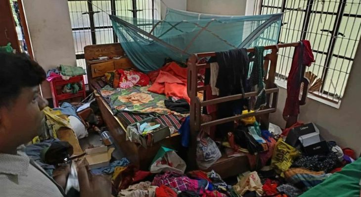 যশোরে মধ্যরাতে ঘরে ঢুকে অস্ত্র ঠেকিয়ে টাকা ও স্বর্ণালংকার ডাকাতি