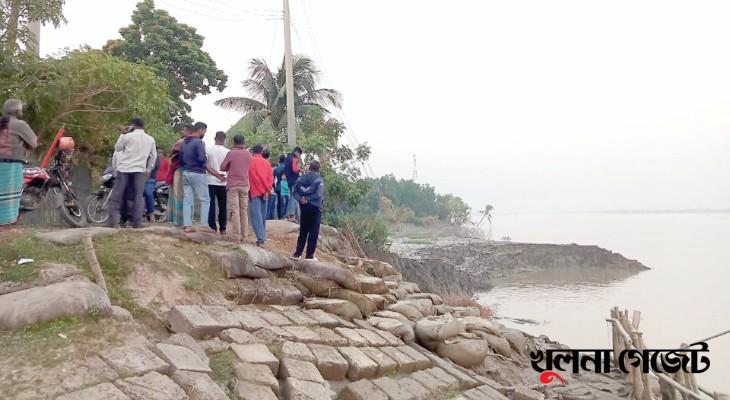 বটিয়াঘাটার জলমা শহররক্ষা বেড়িবাঁধ হুমকির মুখে