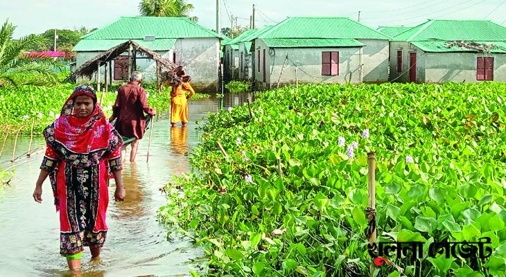 টোকা দিলে ভেঙে পড়ছে প্লাস্টার, ফেটে গেছে ঘরের পিলার