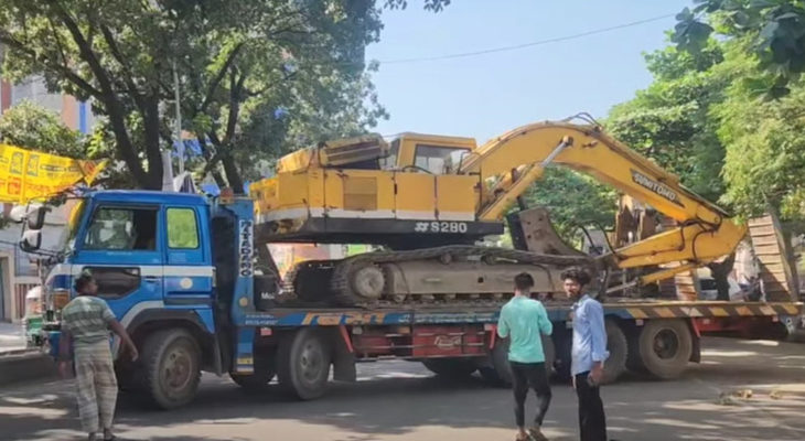 হাসিনার রায় : ধানমন্ডি-৩২ প্রাঙ্গণে দুটি বুলডোজার