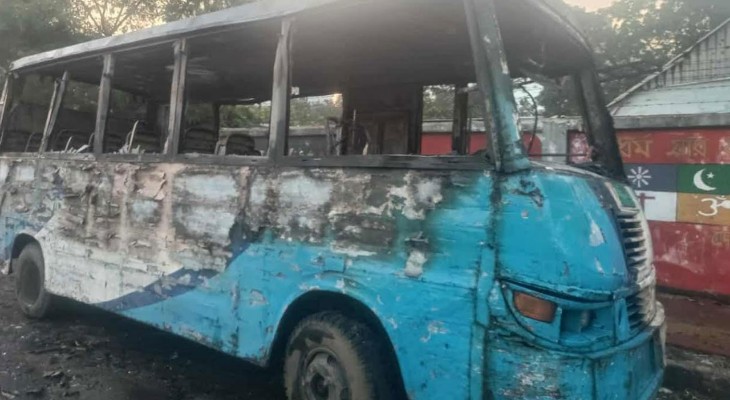 নারায়ণগঞ্জে মহাসড়কে দাঁড়িয়ে থাকা মিনিবাসে আগুন