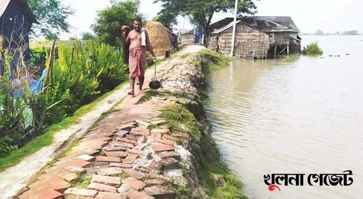 বটিয়াঘাটার সুন্দরমহল খেয়াঘাট সড়ক চলাচলের অনুপযোগী, বাড়ছে জনদুর্ভোগ