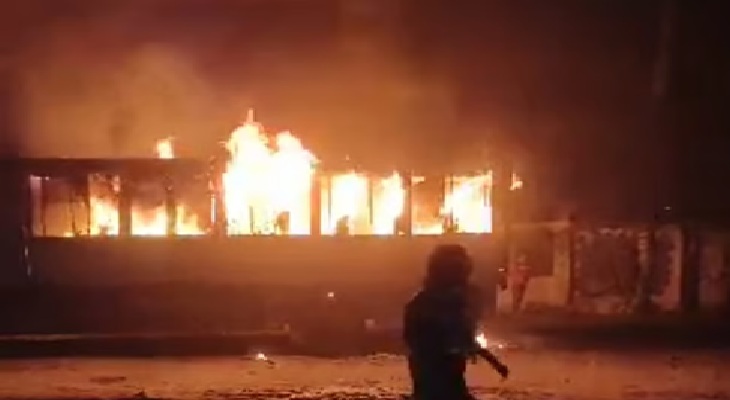 সারাদেশে সাত গাড়িতে আগুন, বিভিন্ন স্থানে সড়ক অবরোধ ও ককটেল বিস্ফোরণ