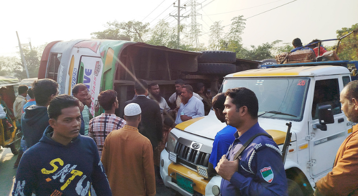 সাতক্ষীরায় যাত্রীবাহী বাসের ধাক্কায় ইজিবাইক চালক নিহত