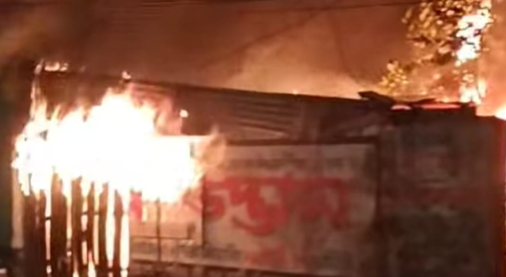নগরীর সোনাডাঙ্গায় হার্ডবোর্ডের দোকানে আগুন