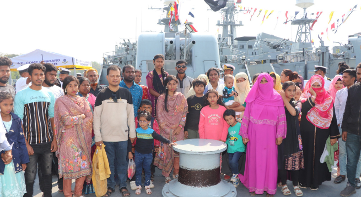 মোংলায় বিজয় দিবসে সাধারণ মানুষের জন্য তিনটি যুদ্ধজাহাজ উন্মুক্ত