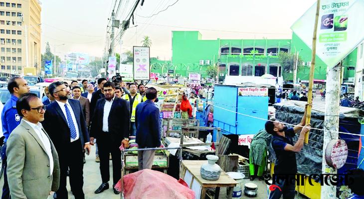 খুলনায় এখনও পোস্টার-প্যানা ও বিল বোর্ড অপসারিত হয়নি, মাঠে প্রশাসন