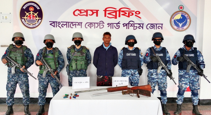মোংলায় অস্ত্রসহ যৌথ অভিযানে আটক ১