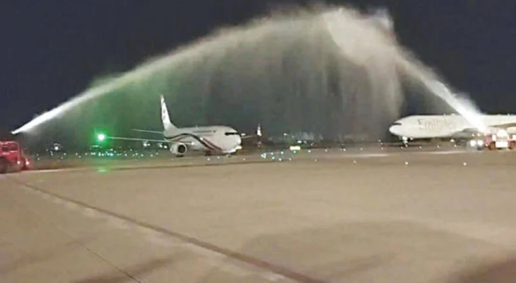 পাকিস্তানে ১৪ বছর পর নামল বাংলাদেশের বিমান, ওয়াটার স্যালুটে অভ্যর্থনা