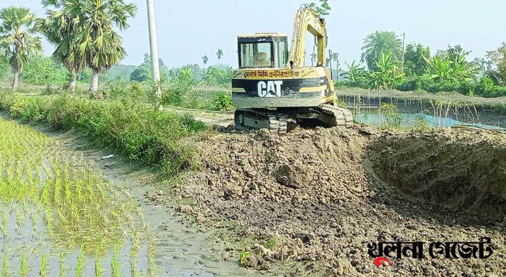 ডুমুরিয়ায় সরকারি রাস্তা কেটে দখলের চেষ্টা, স্কেভেটর জব্দ
