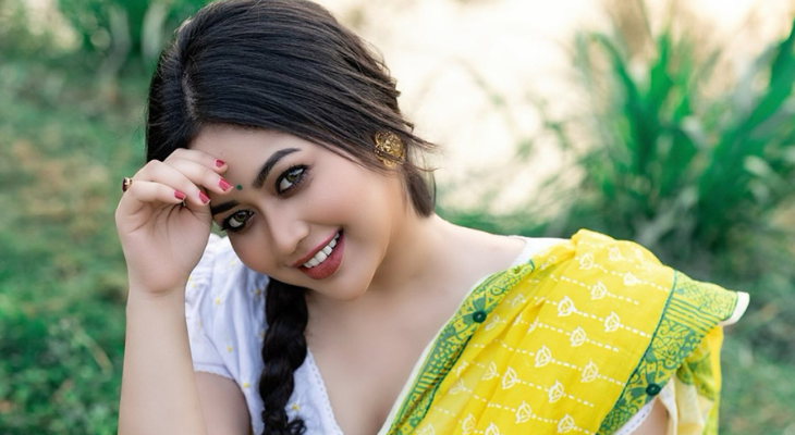 পুকুর পাড়ে হলুদ শাড়িতে ভাবনা