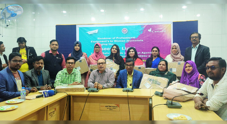 খুলনায় ৯ নারী সাংবাদিকের মাঝে বিজেপিসির ল্যাপটপ বিতরণ