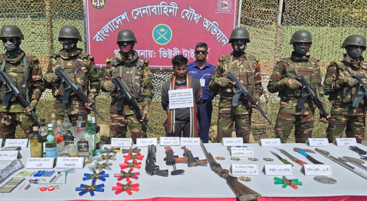 যৌথবাহিনীর অভিযানে অস্ত্র গু‌লি ও বি‌স্ফোরক উদ্ধার, আটক ২