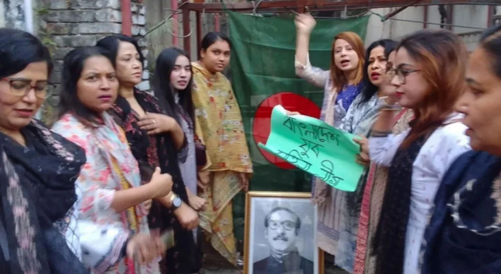 আ.লীগের ধানমন্ডি অফিসের ফটকে শেখ মুজিবের ছবি রেখে স্লোগান