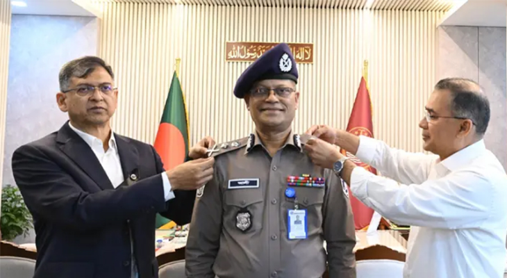 নতুন আইজিপিকে র‍্যাংক ব্যাজ পরালেন প্রধানমন্ত্রী