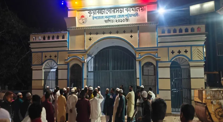 পৌরসভার গেটে তালা, শহীদ বেদিতে ফুল দিতে পারলেন না স্থানীয়রা