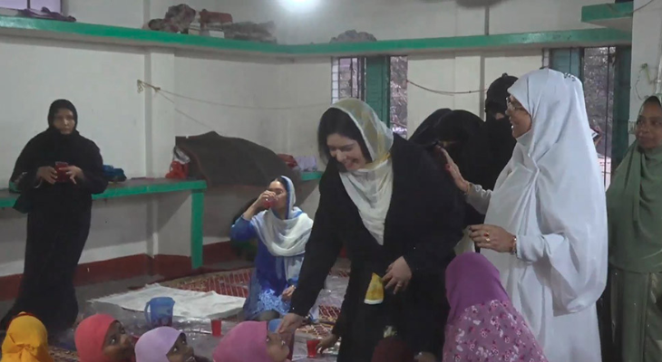 এতিম শিশুদের সঙ্গে ইফতার করলেন জাইমা ও জোবাইদা রহমান