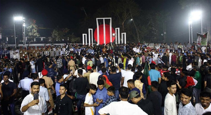 শহিদ মিনারে প্রথম প্রহরের এক ঘণ্টায় আইফোনসহ ১২ মোবাইল চুরি