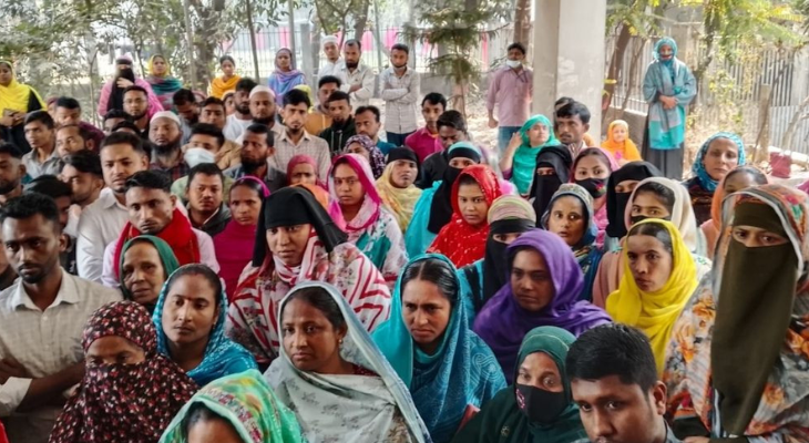 টঙ্গীতে মজুরির দাবিতে কলকারখানা অধিদপ্তরের সামনে শ্রমিকদের বিক্ষোভ