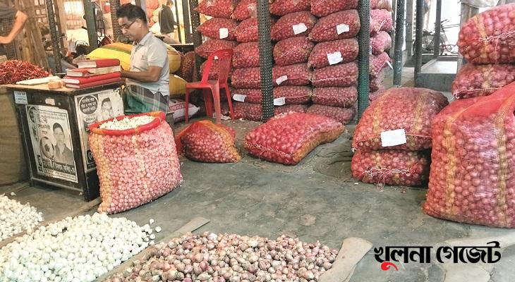 সপ্তাহের ব্যবধানে সাতক্ষীরায় পেঁয়াজের দাম কেজিতে কমেছে ২০ টাকা