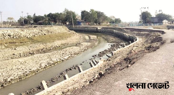অবৈধভাবে বালু উত্তোলনে রাস্তায় ধস