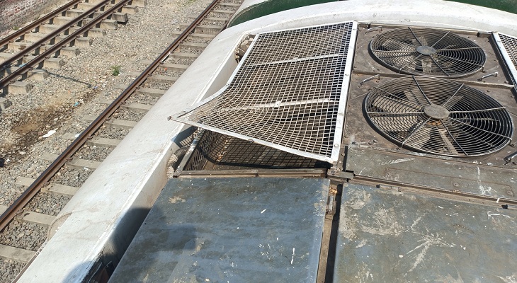 চলন্ত ট্রেন থেকে এসির কনডেন্সার কয়েল চুরি