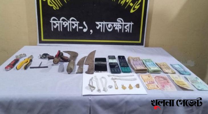 সাতক্ষীরায় নগদ টাকা ও স্বর্ণালংকারসহ ১৯ মামলার আসামি গ্রেপ্তার