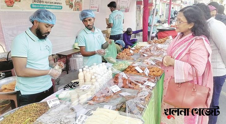 নগরীর মোড়ে মোড়ে হরেক রকম ইফতারি