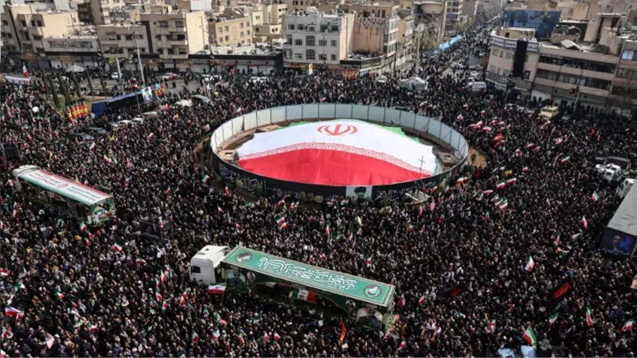 ইরানি সেনাদের জানাজায় যুদ্ধের মধ্যেও লাখো জনতার ঢল