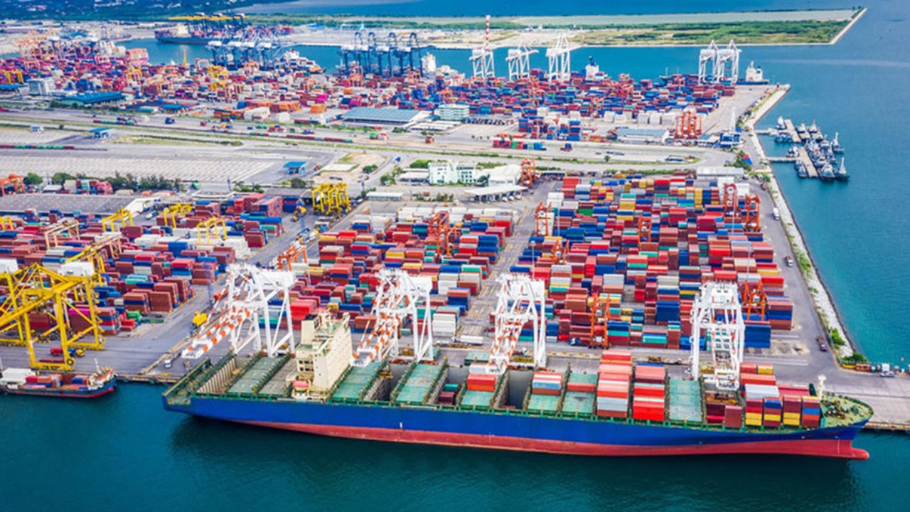 চট্টগ্রামে থেকে খালাস হচ্ছে ৬ জাহাজের জ্বালানি, পথে আরো ৪ জাহাজ