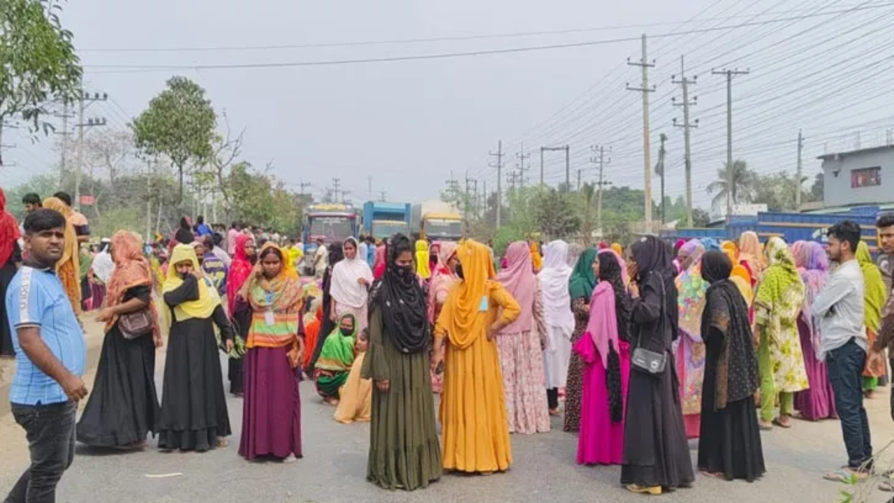 বেতন-বোনাসের দাবিতে ঢাকা-ময়মনসিংহ মহাসড়কে বিক্ষোভ