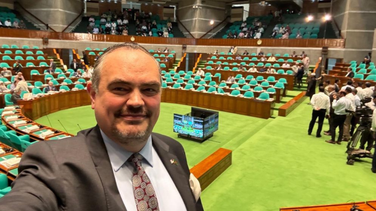 সংসদের প্রথম অধিবেশন পর্যবেক্ষণ করলেন মার্কিন রাষ্ট্রদূত, তুললেন সেলফি