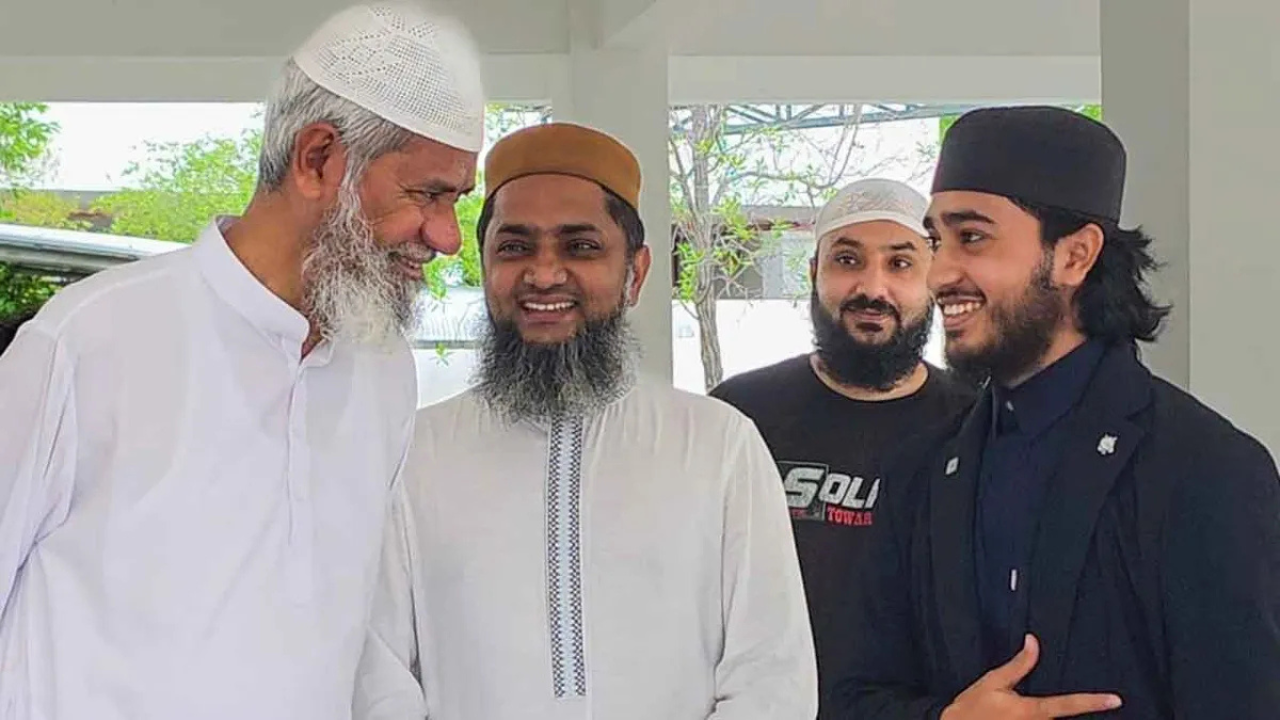 বাংলাদেশের বিশ্বজয়ী হাফেজের কণ্ঠে তিলাওয়াত শুনে মুগ্ধ জাকির নায়েক