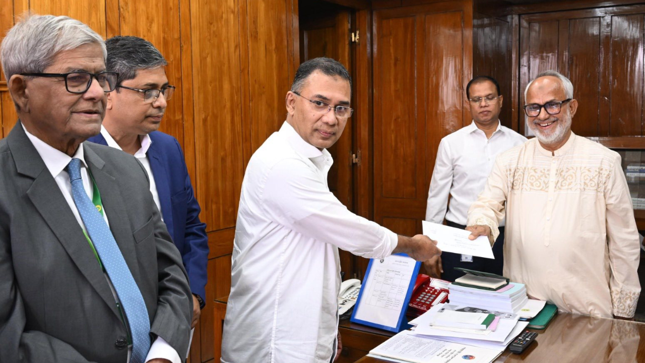 সিটি কর্পোরেশনসমূহের পরিচ্ছন্নতা কর্মীদের পাঁচ হাজার টাকা করে ঈদ উপহার দিলেন প্রধানমন্ত্রী