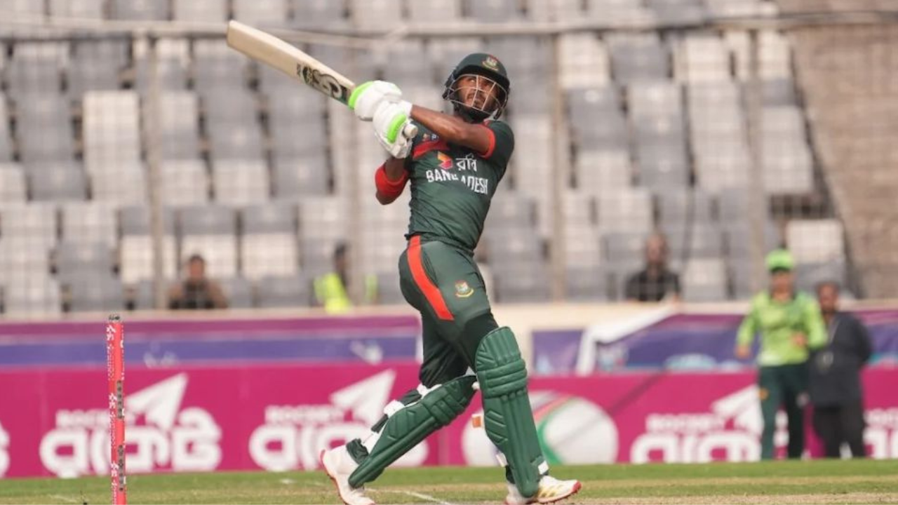 ছক্কা মেরে সেঞ্চুরি পূর্ণ করলেন তামিম