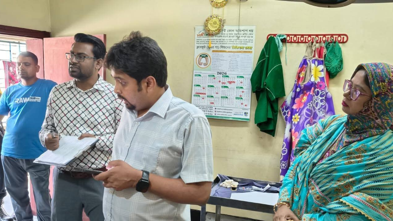 পাইকগাছায় ৬ ক্লিনিক ও ডায়াগনস্টিক সেন্টার সিলগালা