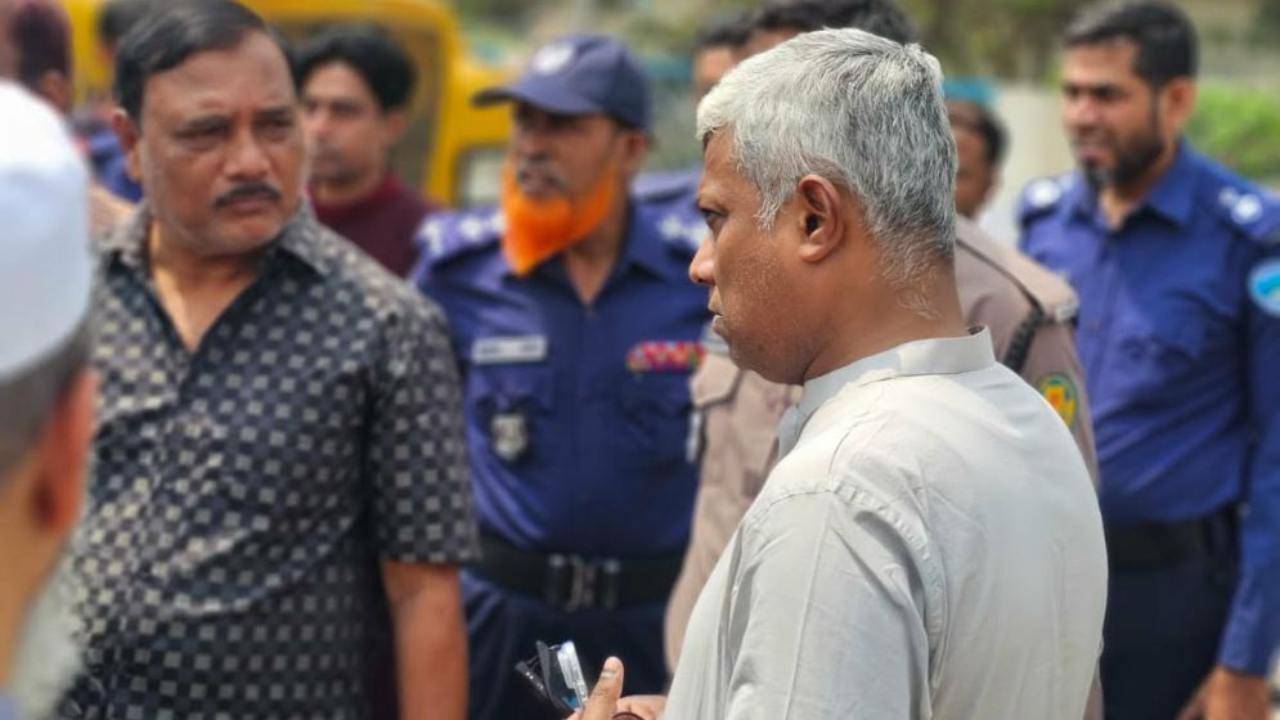 আকস্মিক পেট্রোল পাম্প পরিদর্শনে জ্বালানি প্রতিমন্ত্রী