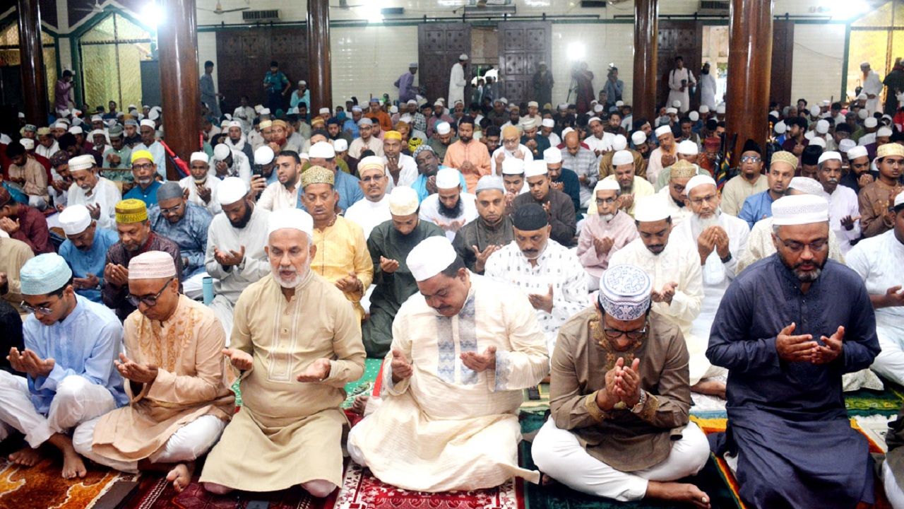 খুলনায় যথাযোগ্য মর্যাদায় পবিত্র ঈদ-উল-ফিতর উদযাপিত
