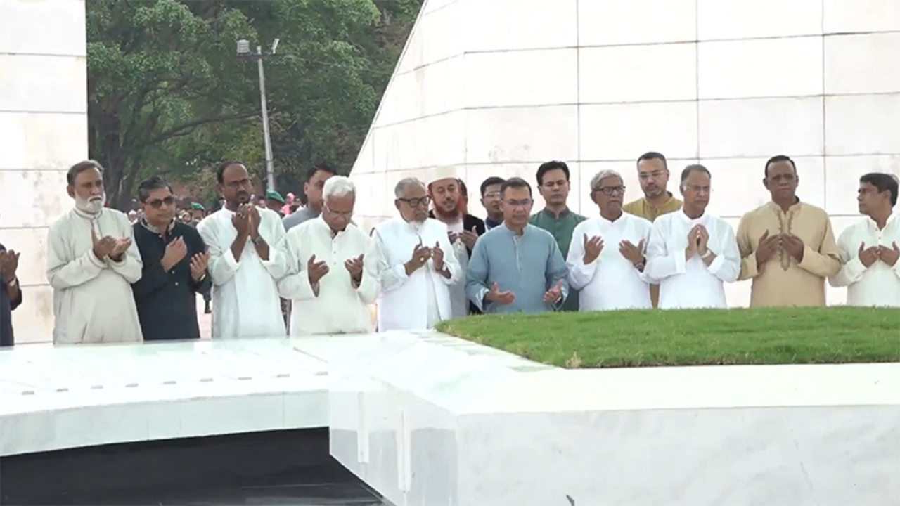 জিয়াউর রহমান ও খালেদা জিয়ার কবর জিয়ারত করলেন প্রধানমন্ত্রী